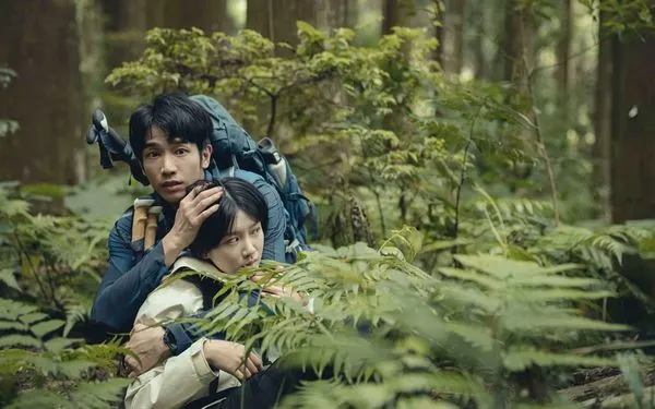 ▲《山忌 黃衣小飛俠》劉以豪、袁澧林首度同台淪「落難情侶」，片場玩出默契小儀式。（圖／威視電影提供）