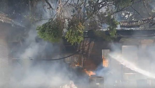 ▲彰化溪湖鎮一處三合院竄火舌。（圖／記者唐詠絮翻攝）