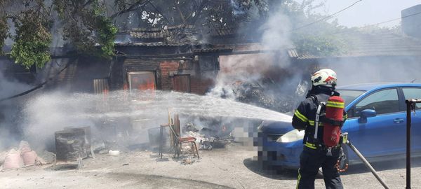 ▲彰化溪湖鎮一處三合院竄火舌。（圖／民眾提供）