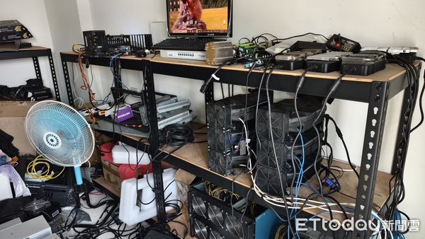 ▲台南市警五分局會同台電人員，於現場查扣46台礦機及相關設備，查獲吳姓男子竊電700萬元。（圖／記者林東良翻攝，下同）