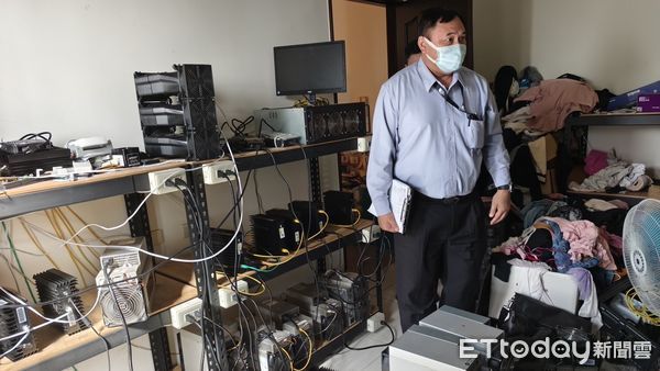 ▲台南市警五分局會同台電人員，於現場查扣46台礦機及相關設備，查獲吳姓男子竊電700萬元。（圖／記者林東良翻攝，下同）