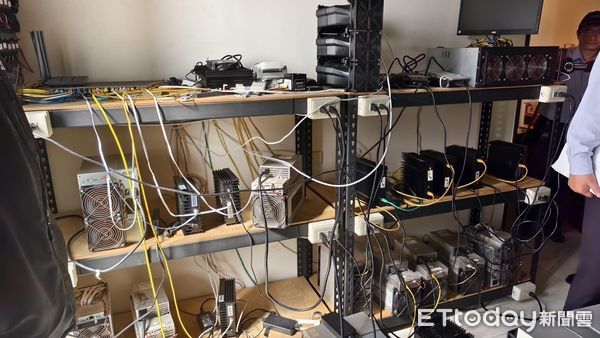 ▲台南市警五分局會同台電人員，於現場查扣46台礦機及相關設備，查獲吳姓男子竊電700萬元。（圖／記者林東良翻攝，下同）