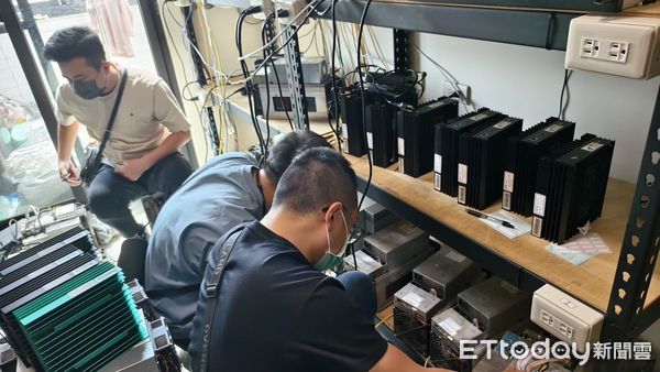 ▲台南市警五分局會同台電人員，於現場查扣46台礦機及相關設備，查獲吳姓男子竊電700萬元。（圖／記者林東良翻攝，下同）