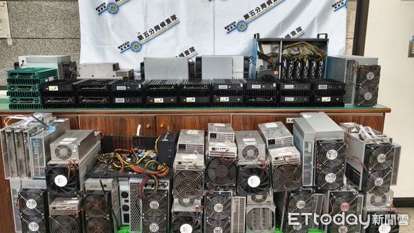 ▲台南市警五分局會同台電人員，於現場查扣46台礦機及相關設備，查獲吳姓男子竊電700萬元。（圖／記者林東良翻攝，下同）