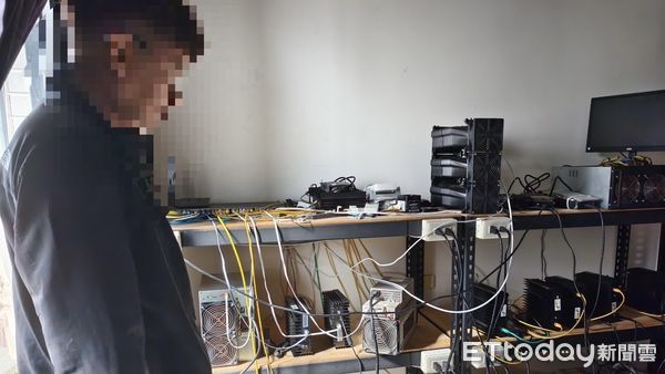 ▲台南市警五分局會同台電人員，於現場查扣46台礦機及相關設備，查獲吳姓男子竊電700萬元。（圖／記者林東良翻攝，下同）