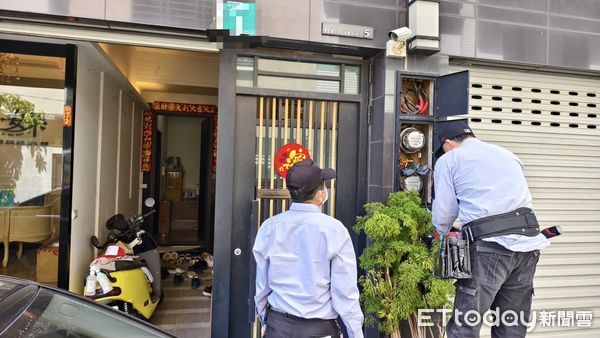 ▲台南市警五分局會同台電人員，於現場查扣46台礦機及相關設備，查獲吳姓男子竊電700萬元。（圖／記者林東良翻攝，下同）