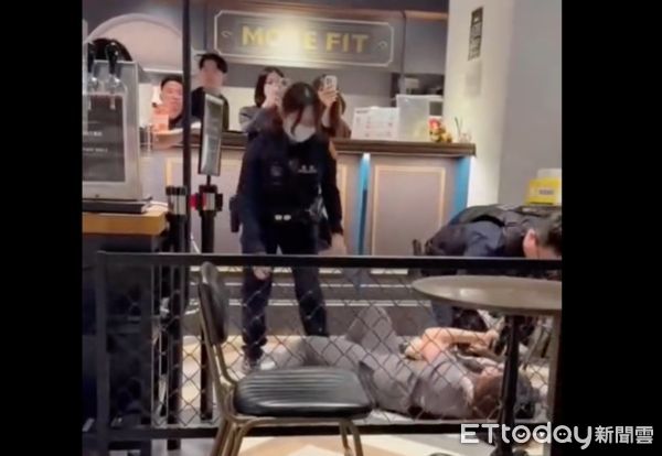 ▲▼薛姓女前員工大鬧健身房，警員「大外割」控制情緒。（圖／記者邱中岳翻攝）