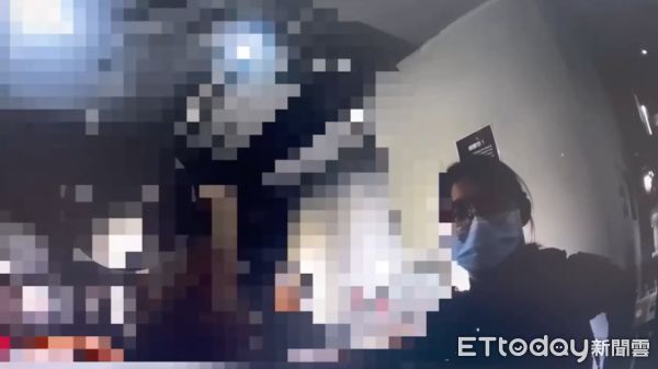 ▲▼薛姓女前員工大鬧健身房，警員「大外割」控制情緒。（圖／記者邱中岳翻攝）