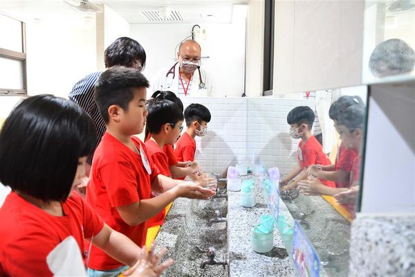 ▲預防腸病毒演出行動劇要勤洗手。（圖／彰化縣政府提供）