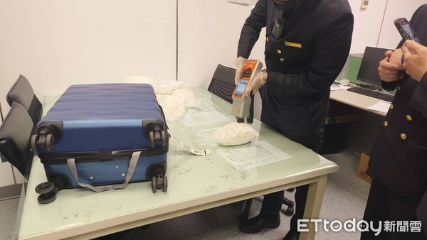 ▲警方逮捕涉嫌跨國運毒的香港籍男子陳智遠並當場查扣市值逾2千萬元的K他命毒品。（圖／記者張君豪翻攝）