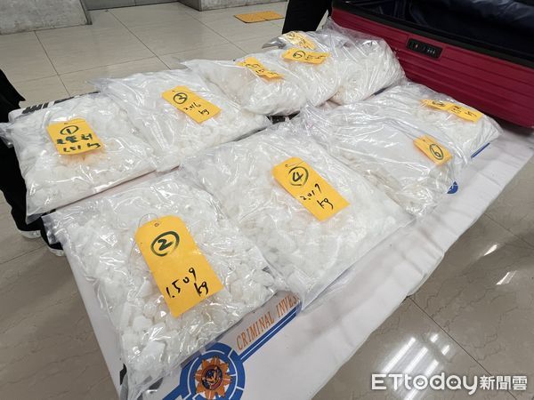 ▲警方逮捕涉嫌跨國運毒的香港籍男子陳智遠並當場查扣市值逾2千萬元的K他命毒品。（圖／記者張君豪翻攝）