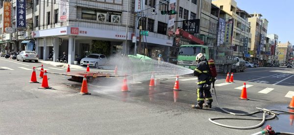 ▲彰化中正路與華山路口施工挖斷瓦斯管線。（圖／民眾提供）