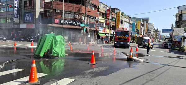 ▲彰化中正路與華山路口施工挖斷瓦斯管線。（圖／民眾提供）