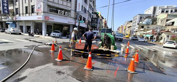 ▲彰化中正路與華山路口施工挖斷瓦斯管線。（圖／民眾提供）