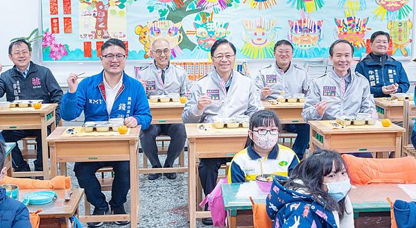 ▲桃園市長張善政關心國中小學生免費營養午餐，多次到學校視察，帶領局處長與孩童一同享用。（資料照／市府新聞處提供）