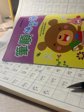 ▲朴旻曙字體嬌小工整，一旁還標著韓文發音。（圖／翻攝自Threads／_min_go）