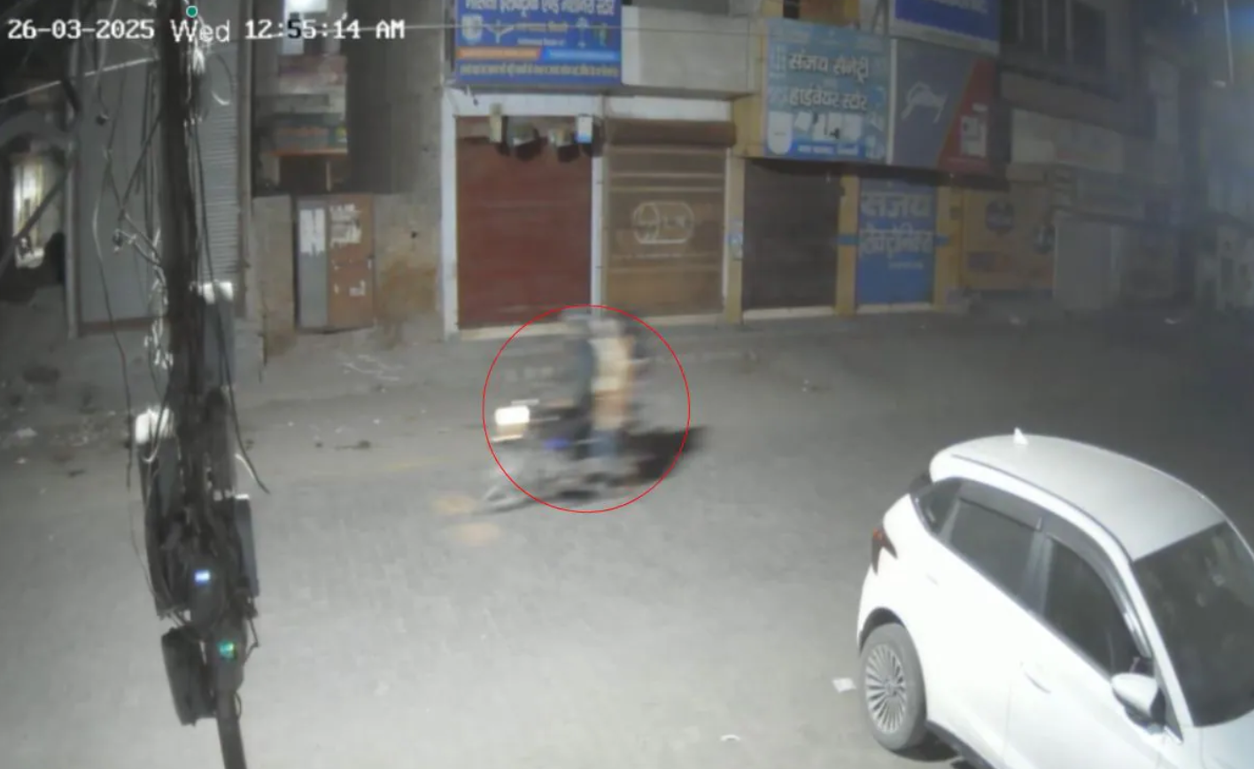 ▲▼屍體夾中間！印度人妻激戰小王被抓包　「騎車三貼棄屍」滅口丈夫。（圖／翻攝自新德里電視台）