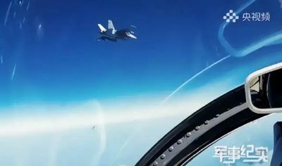 中美航母已正面交鋒? 央視曝殲-15近距對峙超級大黃蜂