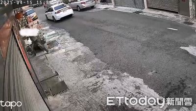 弟遭開山刀刺死3周 兄拿大鐵鎚狂敲門!與屋主隔10m對罵1分鐘