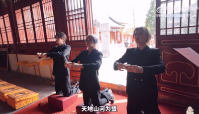 變真兄弟了!ONER 7周年「廟裡跪下結拜」 粉絲好感動