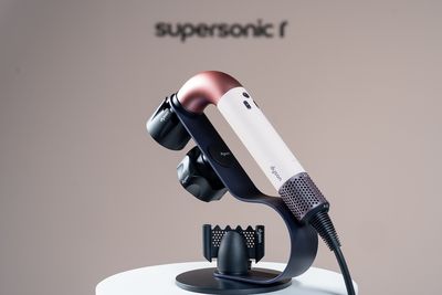 Dyson最新r型吹風機台灣開賣 要價近1.5萬比前代強在哪?