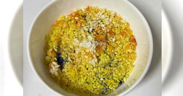 一名大陸網友透露，自己因為洗了太多米，於是就把剩下的生米冰進冰箱裡，怎料幾天後他拿出來一看，竟變成五顏六色。（圖／擷取自微博）