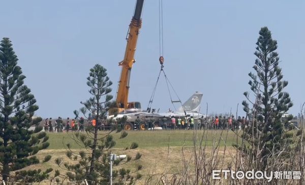 ▲▼      IDF戰機輪煞系統故障，卡馬公機場畫面曝光       。（圖／記者陳洋翻攝）