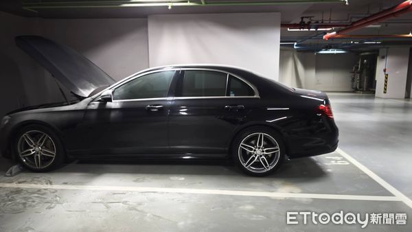 ▲台中一棟豪宅停在B5的賓士車狂冒煙，4輛消防車直衝現場，還好住戶撲滅了。（圖／民眾提供）