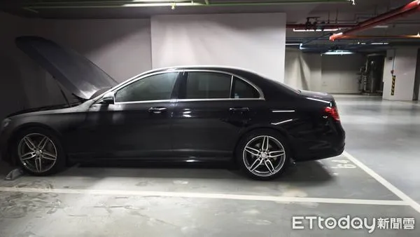 ▲台中一棟豪宅停在B5的賓士車狂冒煙，4輛消防車直衝現場，還好住戶撲滅了。（圖／民眾提供）