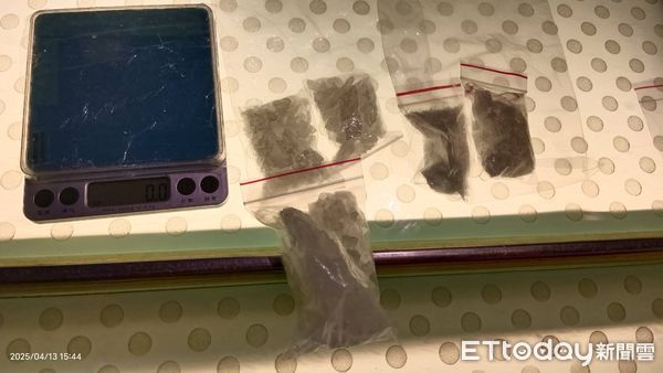 ▲▼永和警荷槍實彈衝進摩鐵逮人，起獲大批毒品及現金             。（圖／記者陳以昇翻攝）