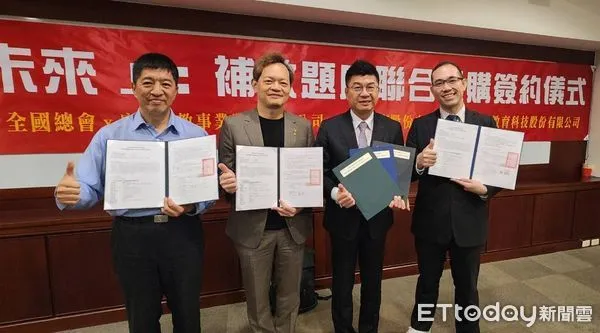 ▲防堵大補帖！補教全國總會攜手3大參考書出版龍頭簽合作備忘錄。（圖／記者游瓊華攝）