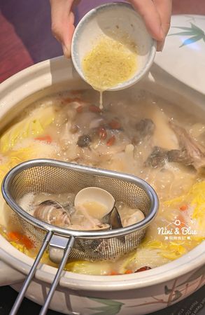 ▲▼如嬌花膠雞鍋物，上萬元花膠入鍋的雞湯濃厚黏唇，台中老宅、有包廂、寵物友善餐廳。（圖／部落客Nini and Blue 玩樂食記授權提供）