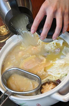 ▲▼如嬌花膠雞鍋物，上萬元花膠入鍋的雞湯濃厚黏唇，台中老宅、有包廂、寵物友善餐廳。（圖／部落客Nini and Blue 玩樂食記授權提供）