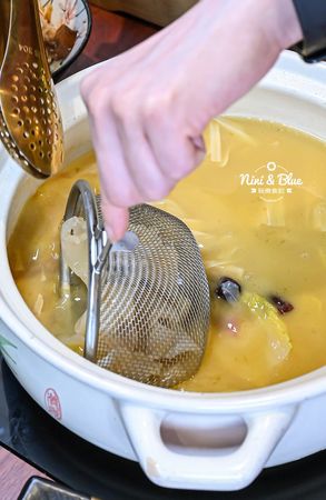 ▲▼如嬌花膠雞鍋物，上萬元花膠入鍋的雞湯濃厚黏唇，台中老宅、有包廂、寵物友善餐廳。（圖／部落客Nini and Blue 玩樂食記授權提供）