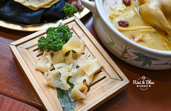 ▲▼如嬌花膠雞鍋物，上萬元花膠入鍋的雞湯濃厚黏唇，台中老宅、有包廂、寵物友善餐廳。（圖／部落客Nini and Blue 玩樂食記授權提供）