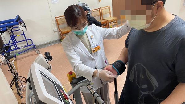 ▲▼員榮醫療體系員榮醫院復健科嚴彗慈物理治療師協助患者（圖中患者非當事人）練習走路。（圖／員榮醫院提供）