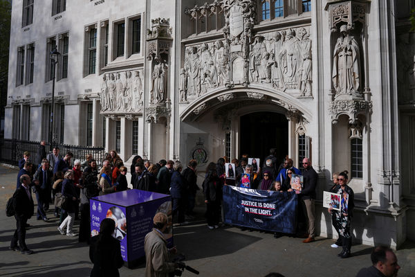 ▲▼英國最高法院之外，人們等待「平等法」定義的女性一案上訴裁決結果。女權,父權,跨性別,英國。（圖／路透）