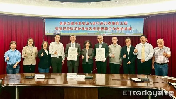 ▲▼民航局長何淑萍（中）與高雄機場新航廈施工廠商共同宣示啟動我國首例指標性機場工程。（圖／民航局提供）