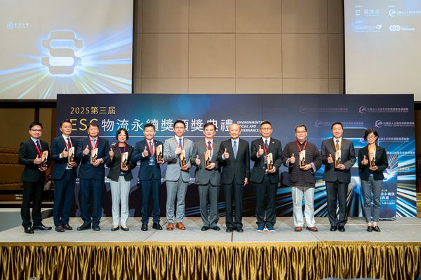 ▲金獎獲獎企業合影。（圖／商貿運籌協會提供）