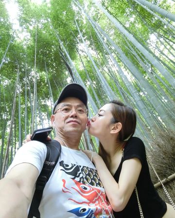 ▲楊千霈嘟嘴親向父親臉頰。（圖／翻攝自Instagram／pinkbabe0309）