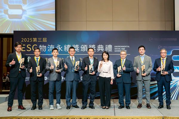 ▲傑出獎獲獎企業與頒獎人經濟部商業發展署蘇文玲署長(右四)合影。（圖／商貿運籌協會提供）
