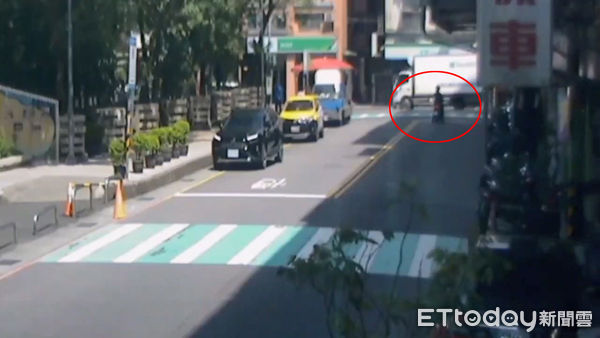 ▲汐止警方調閱監視器鎖定跟蹤少女的黑衣人。（圖／記者張君豪翻攝）