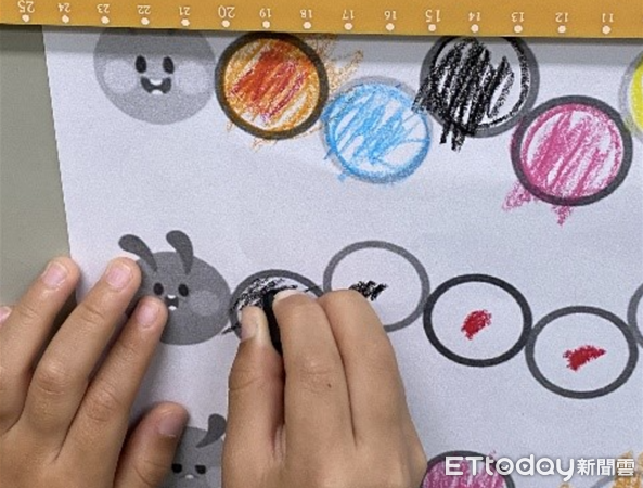 ▲南投醫院治療師以「短筆+垂直牆面」方式，讓孩子培養良好握筆姿勢。（圖／衛福部南投醫院提供）