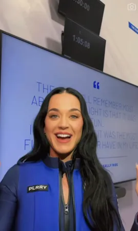 ▲Katy Perry曬出在太空艙的畫面。（圖／翻攝自Katy Perry Instagram）