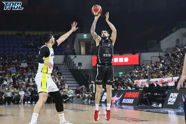 ▲戰神莫爾曼、雷蒙恩、許皓程，國王林書豪。（圖／TPBL職籃提供）