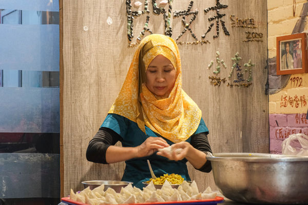 ▲清真合閃妹小廚,闆娘閃淑娟,簸箕飯。（圖／記者彭懷玉攝）