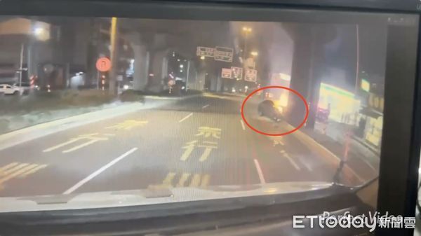 ▲男子自撞，車輛起火燃燒          。（圖／記者吳奕靖翻攝）