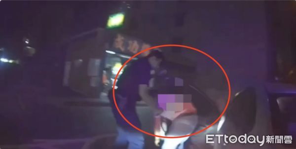 ▲男子自撞，車輛起火燃燒          。（圖／記者吳奕靖翻攝）