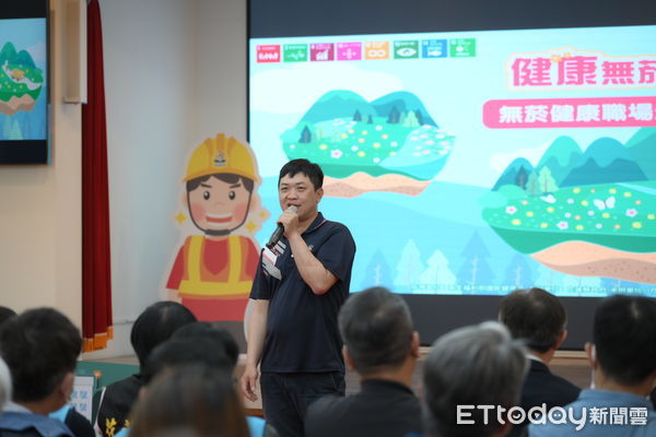 ▲▼花蓮市清潔隊推動無菸職場有成，榮獲無菸環境優異單位「卓越獎」肯定。（圖／花蓮市公所提供，下同）