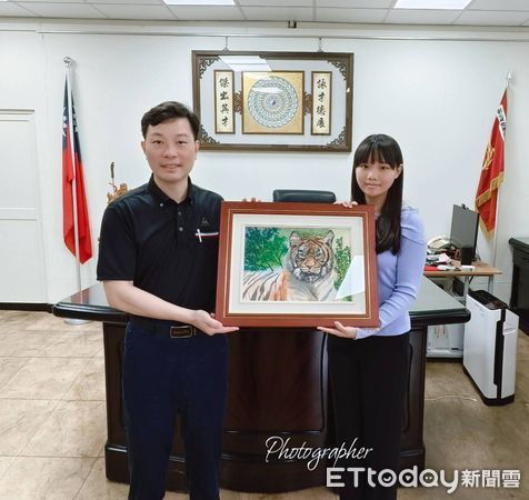 ▲▼南投高中美工科女學生感念警察辦案，畫畫送警察。（圖／記者唐詠絮翻攝）
